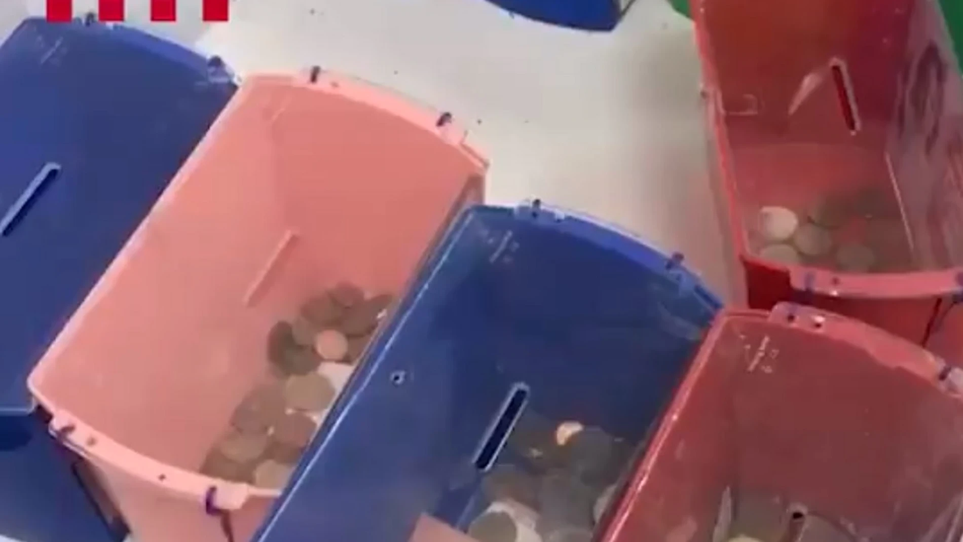 Huchas con monedas de una fundación cuyos directivos han sido detenidos por estafa