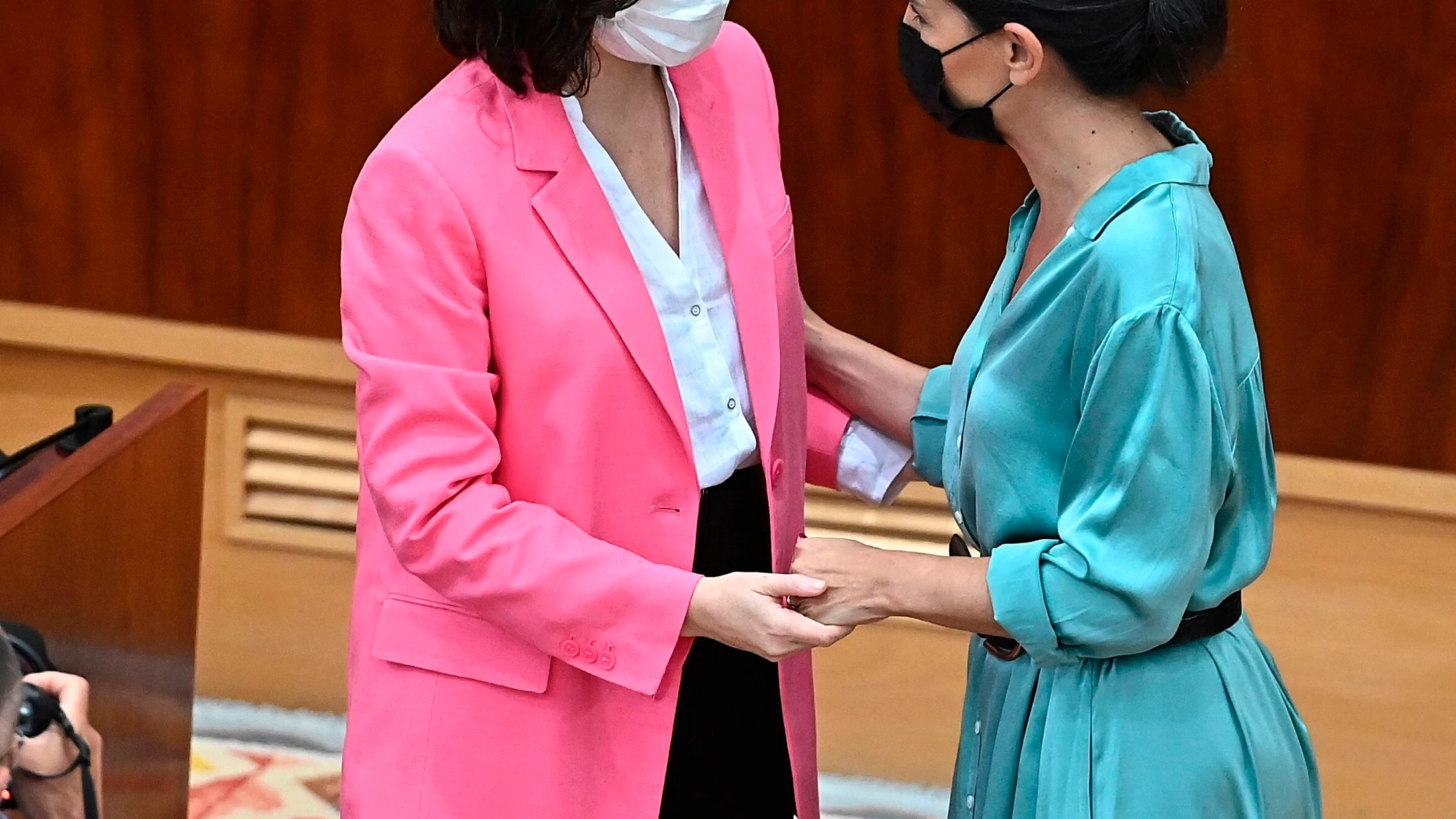 La presidenta de la Comunidad de Madrid, Isabel Díaz Ayuso, junto a la líder de Vox, Rocío Monasterio