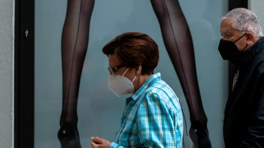 Viandantes caminan con mascarilla por una céntrica calle de Ourense. Viandantes caminan con mascarilla por una céntrica calle de Ourense.