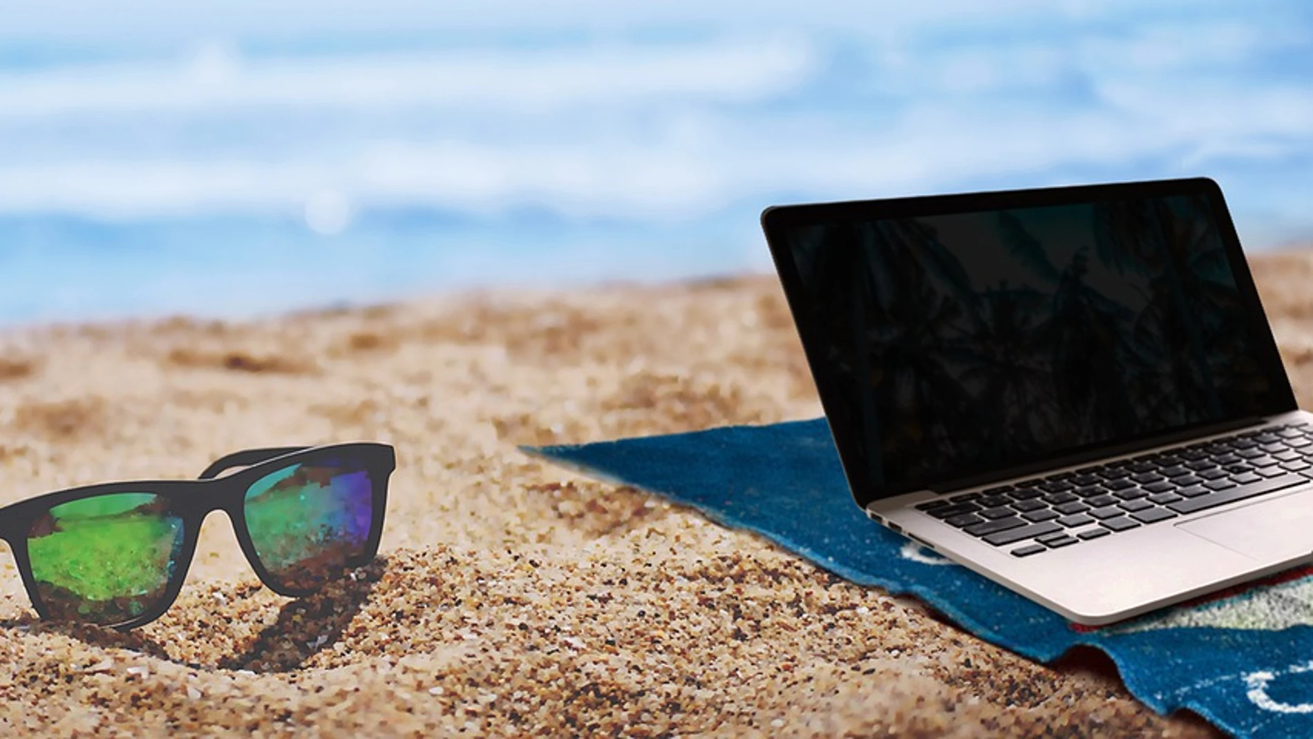 Imagen de archivo de un ordenador en la playa