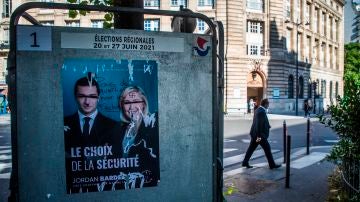 Un cartel de Le Pen destrozado antes de las elecciones regionales en Francia