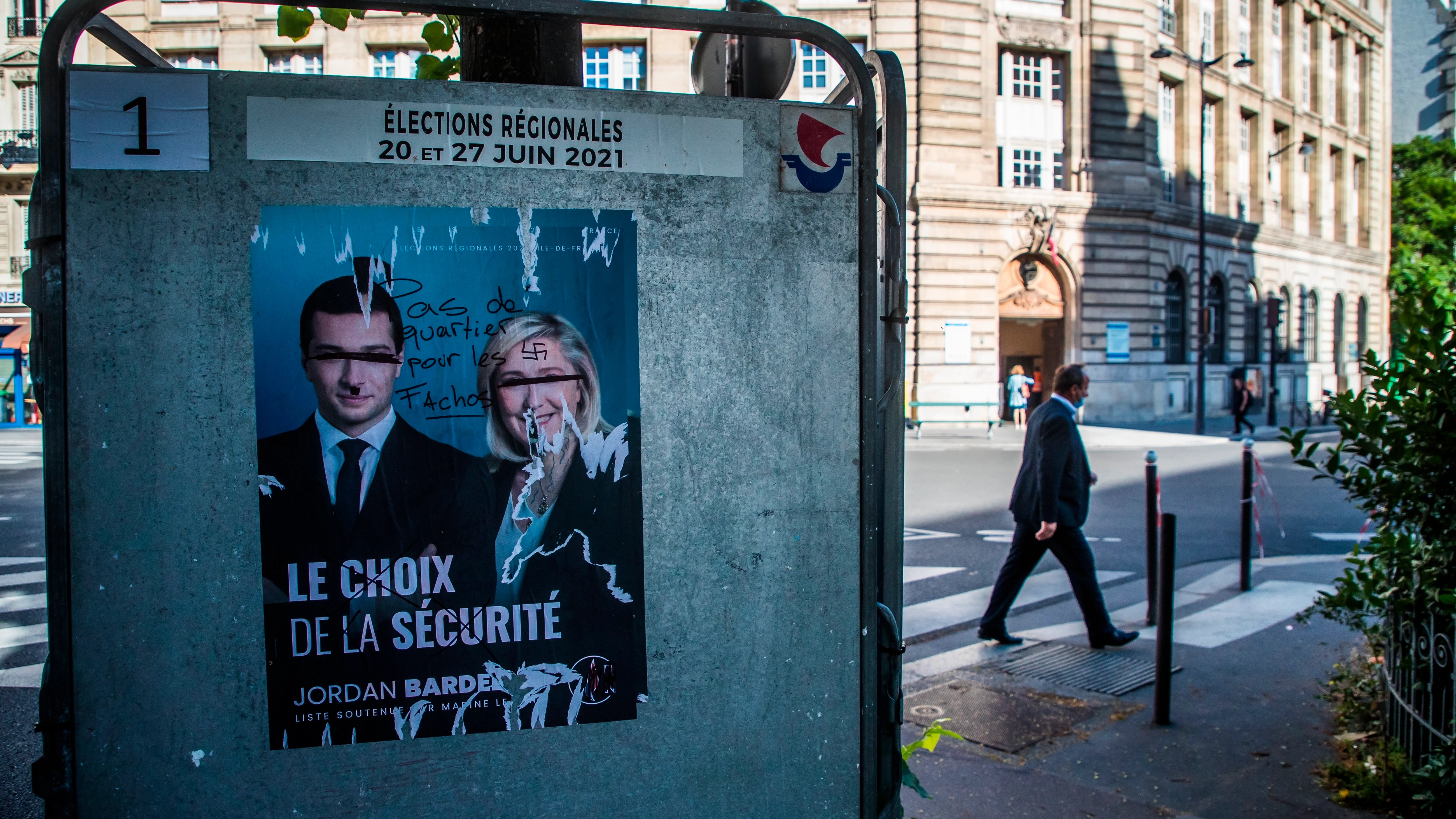 Un cartel de Le Pen destrozado antes de las elecciones regionales en Francia