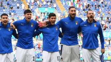Los futbolistas de Italia, en el himno