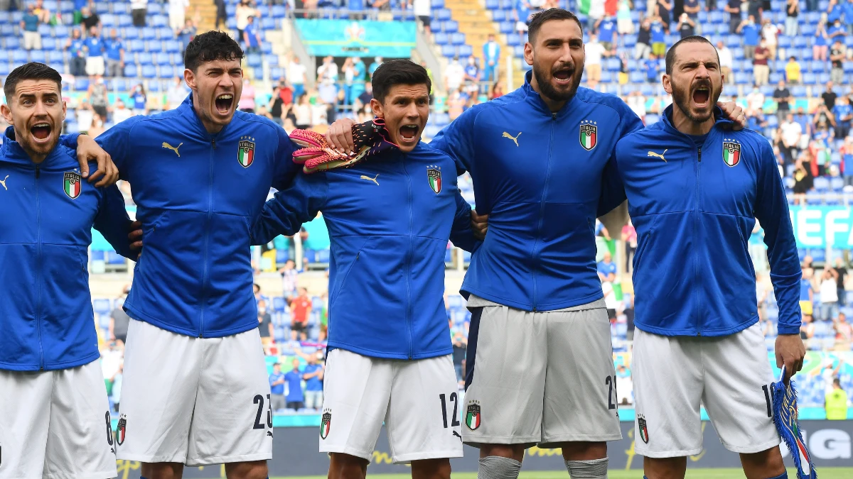 Los futbolistas de Italia, en el himno