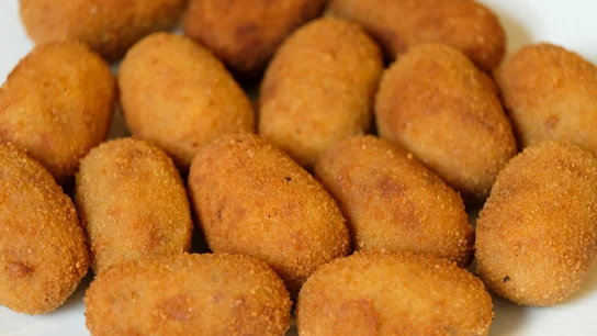 Imagen de archivo de un plato lleno de croquetas Imagen de archivo de un plato lleno de croquetas