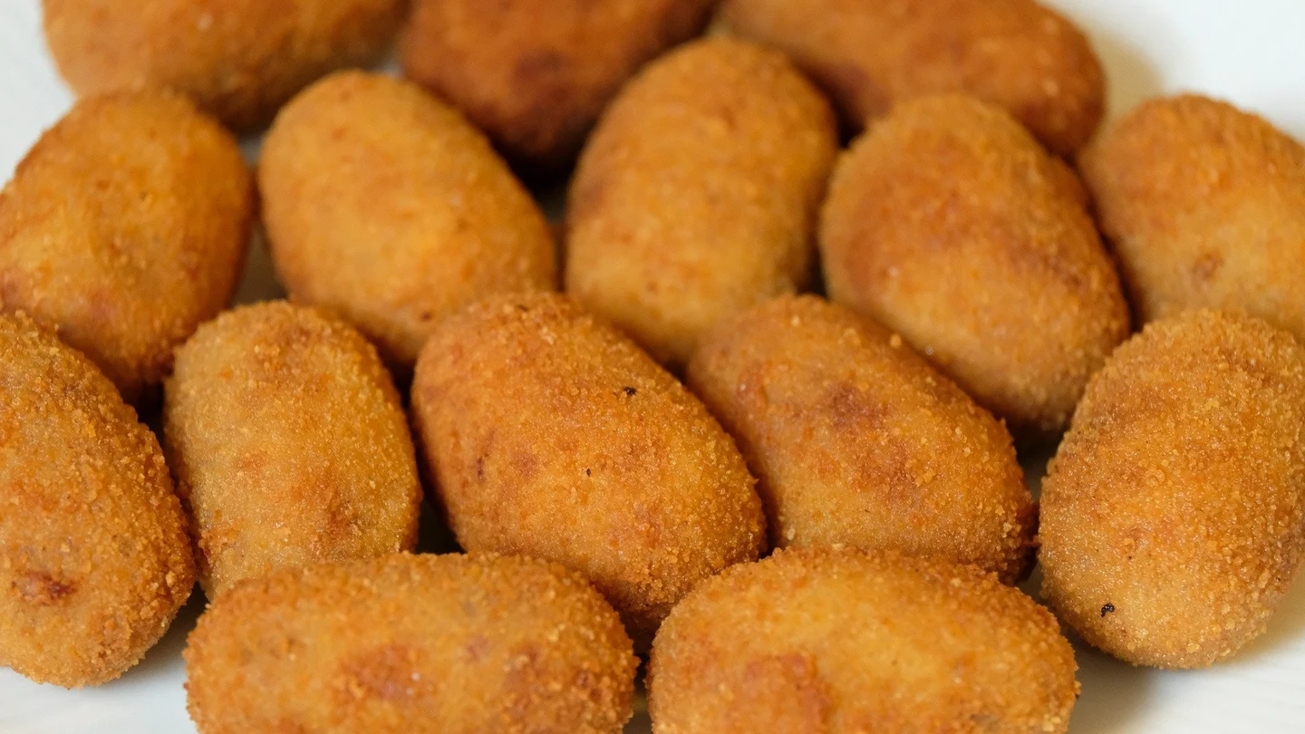 Imagen de archivo de un plato lleno de croquetas Imagen de archivo de un plato lleno de croquetas