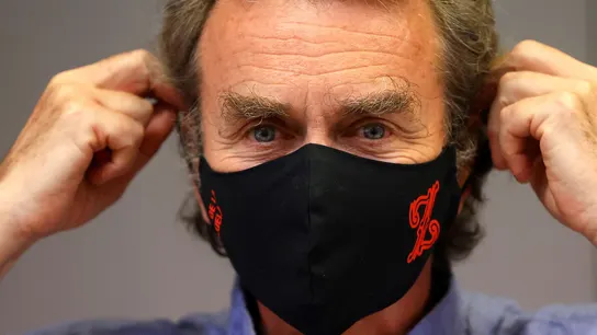 Fernando Simón, sobre la mascarilla al aire libre: "Que te las puedas quitar no quiere decir que te la tengas que quitar" Fernando Simón, sobre la mascarilla al aire libre: "Que te las puedas quitar no quiere decir que te la tengas que quitar"