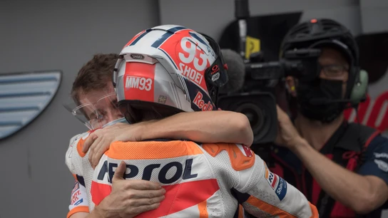Marc Márquez se abraza con un miembro de Honda Marc Márquez se abraza con un miembro de Honda