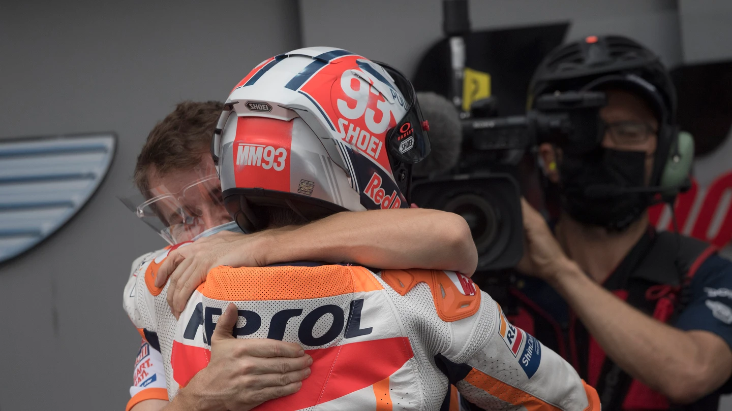 Marc Márquez se abraza con un miembro de Honda Marc Márquez se abraza con un miembro de Honda