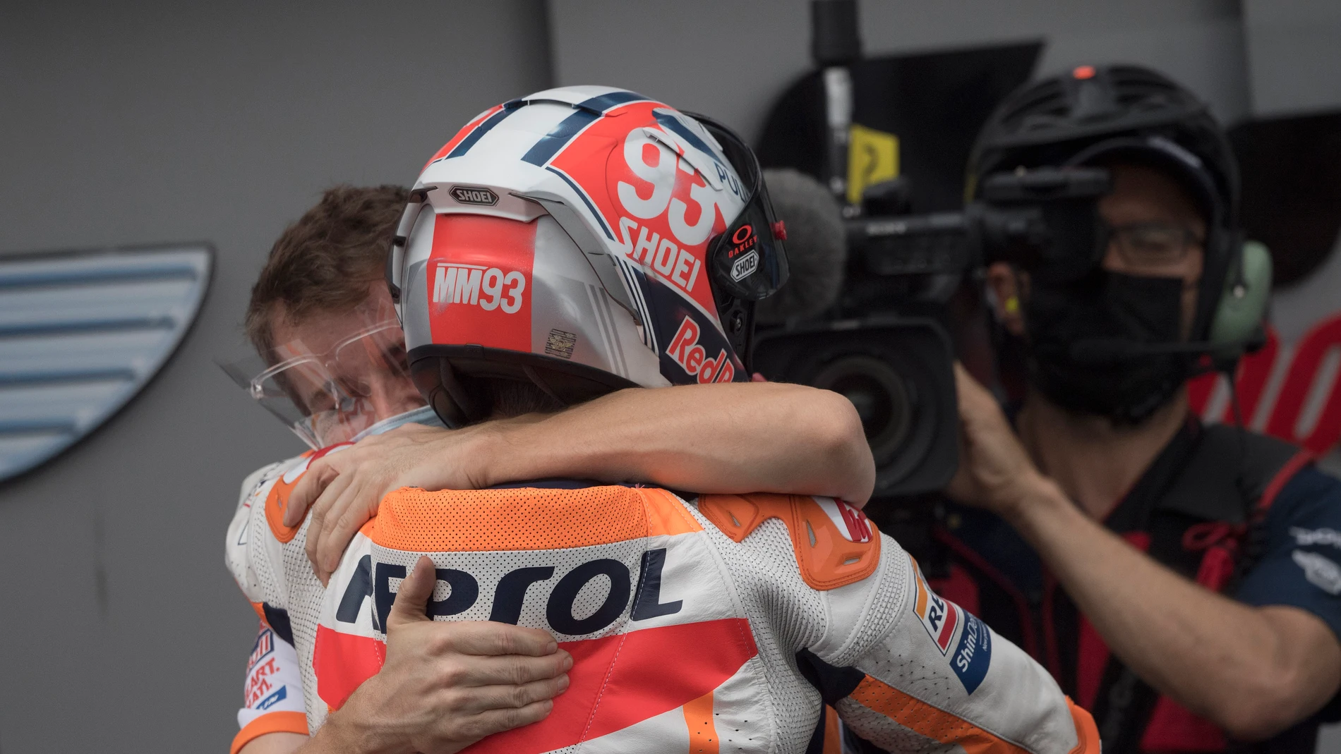 Marc Márquez se abraza con un miembro de Honda