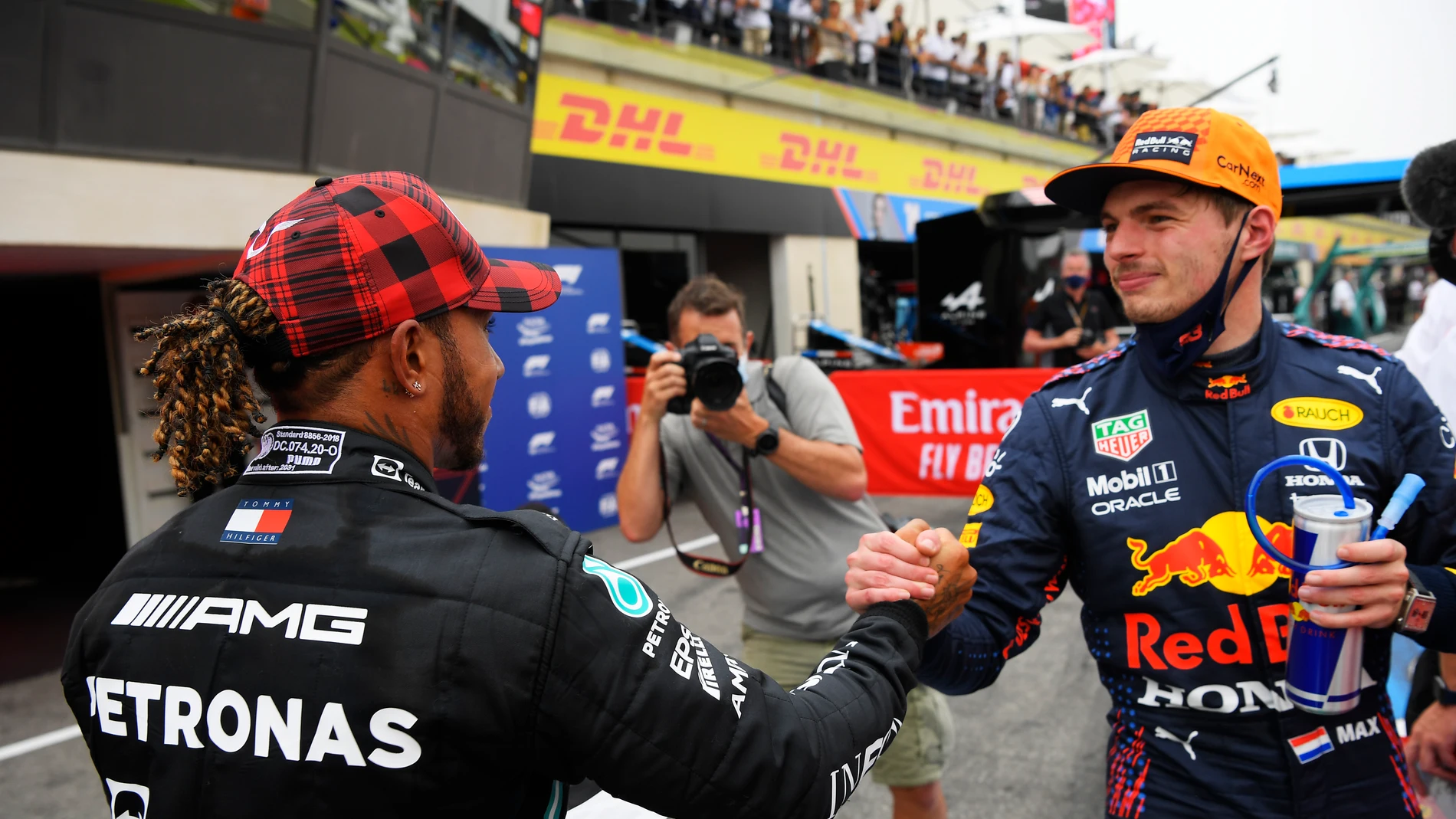 Lewis Hamilton y Max Verstappen se saludan tras el GP de Francia