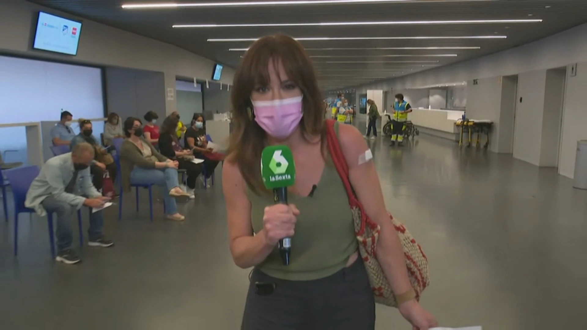 La emoción de Mamen Mendizábal tras vacunarse contra el coronavirus: "Esta vacuna va por los que no han llegado hasta aquí" La emoción de Mamen Mendizábal tras vacunarse contra el coronavirus: "Esta vacuna va por los que no han llegado hasta aquí"