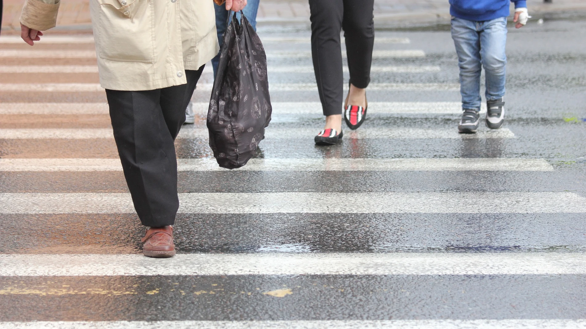 Peatones cruzando un paso habilitado