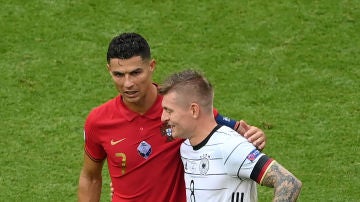 Toni Kroos y Cristiano Ronaldo se saludan tras el Portugal-Alemania