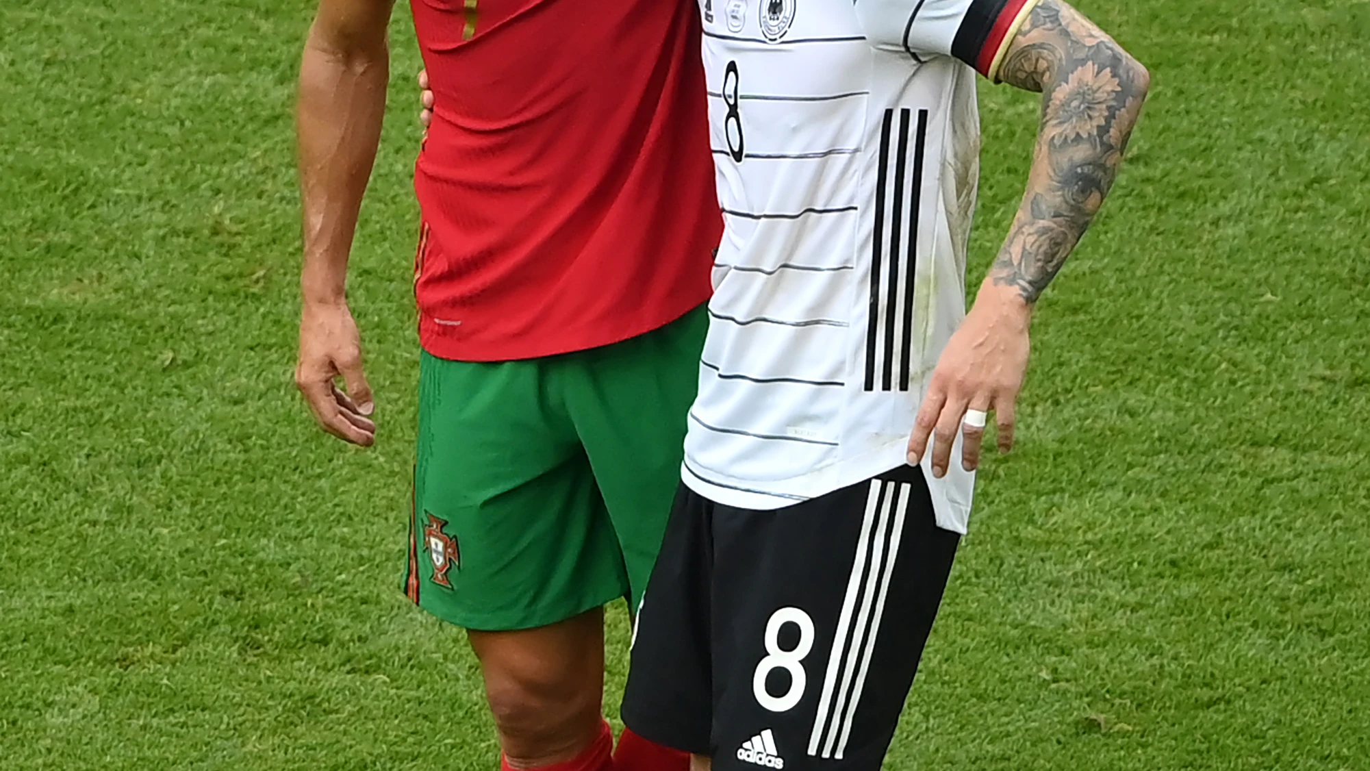 Toni Kroos y Cristiano Ronaldo se saludan tras el Portugal-Alemania