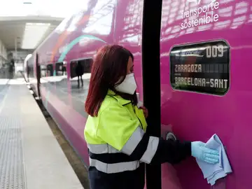 Una operaria prepara uno de los vagones antes de la salida del tren del nuevo servicio de alta velocidad de bajo coste Avlo, de Renfe, en la estación de Madrid Atocha