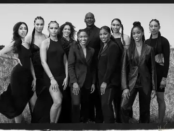Michael Jordan junto a nueve de las 11 mujeres que ha fichado para &#39;Jordan Brand&#39;