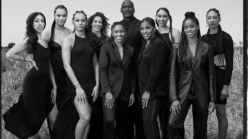 Michael Jordan junto a nueve de las 11 mujeres que ha fichado para 'Jordan Brand'