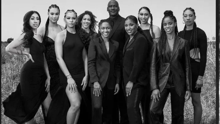 Michael Jordan junto a nueve de las 11 mujeres que ha fichado para 'Jordan Brand'