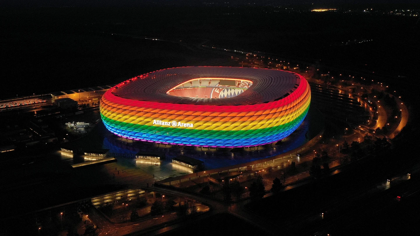 Allianz Arena iluminado con los colores de la bandera del orgullo LGTB Allianz Arena iluminado con los colores de la bandera del orgullo LGTB