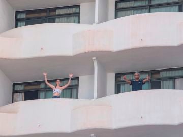Dos jóvenes que se encuentran confinados en el hotel punto COVID de Palma Bellver, en Mallorca