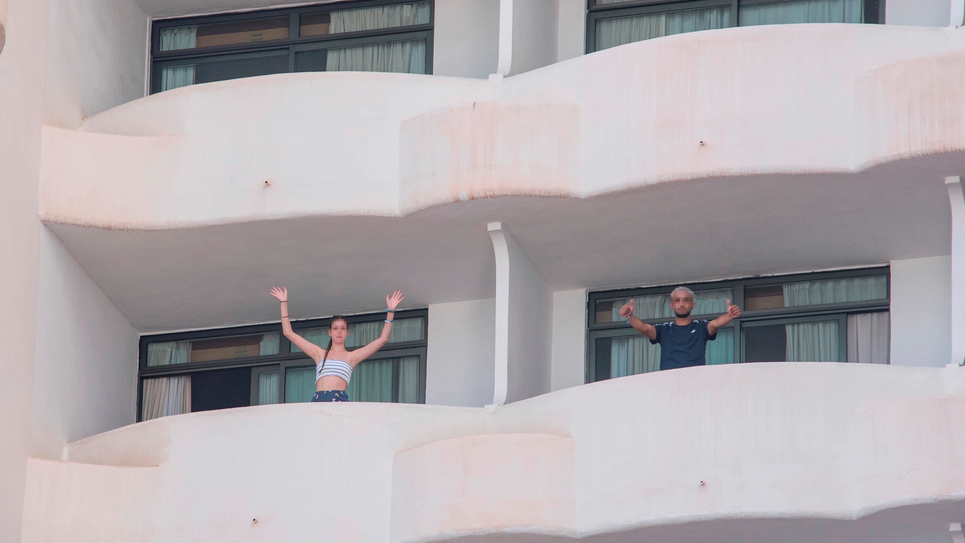Dos jóvenes que se encuentran confinados en el hotel punto COVID de Palma Bellver, en Mallorca