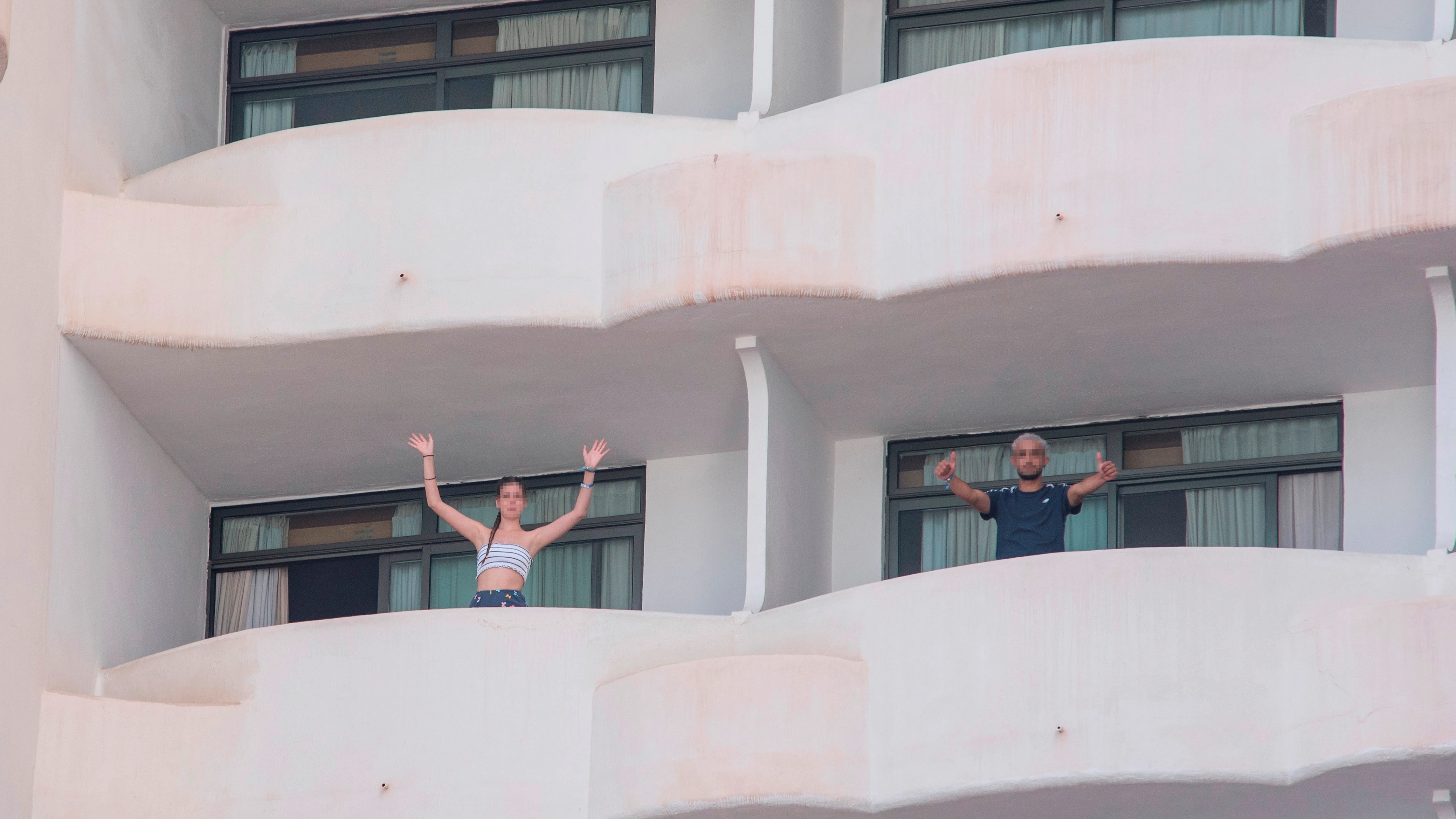 Dos jóvenes que se encuentran confinados en el hotel punto COVID de Palma Bellver, en Mallorca