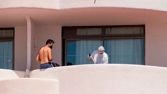 Un joven que permanece en aislamiento en el hotel Palma Bellver de Palma Un joven que permanece en aislamiento en el hotel Palma Bellver de Palma