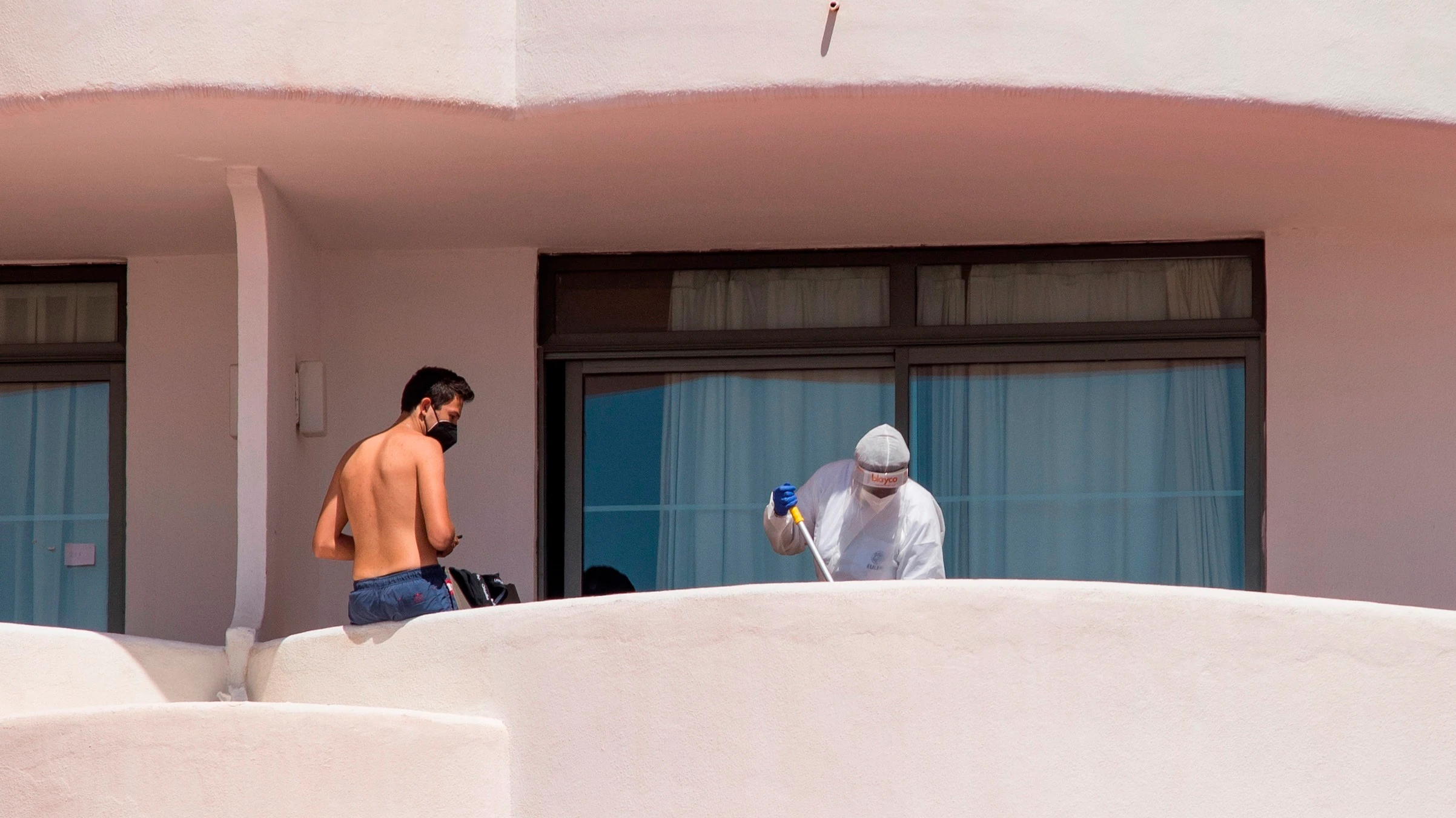 Un joven que permanece en aislamiento en el hotel Palma Bellver de Palma