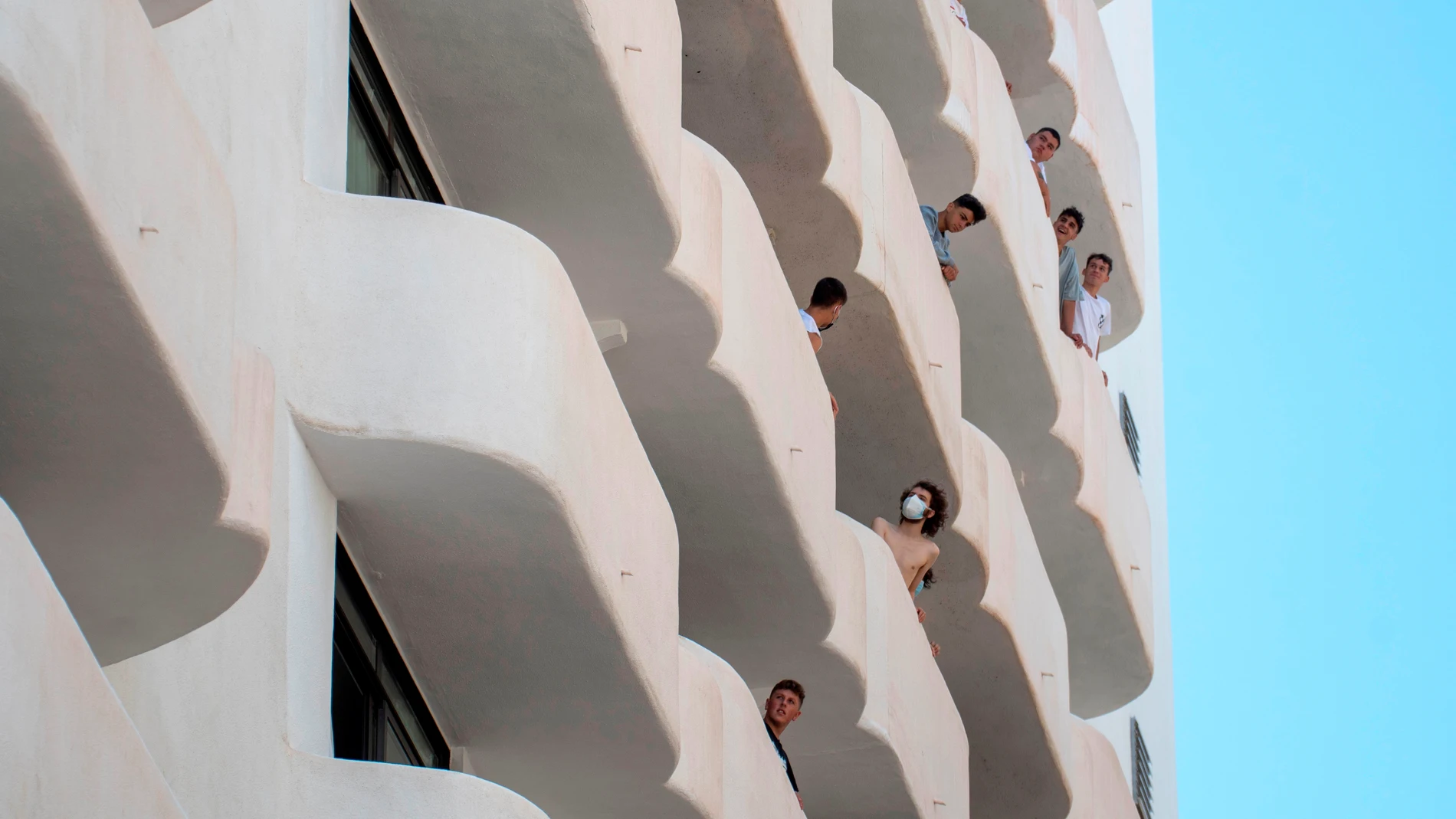 Jóvenes en aislamiento en el hotel Palma Bellver de Palma.