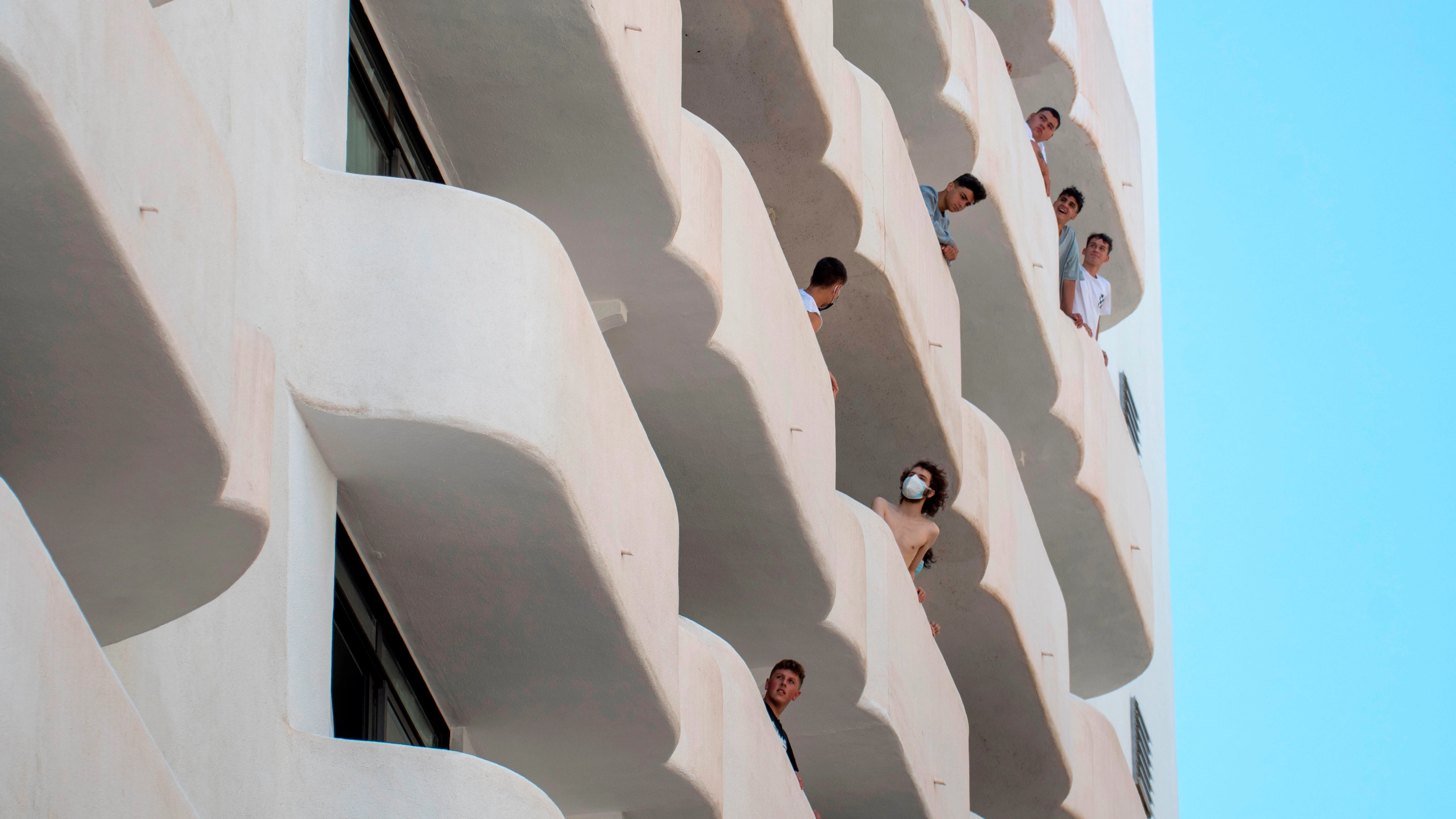 Jóvenes en aislamiento en el hotel Palma Bellver de Palma.