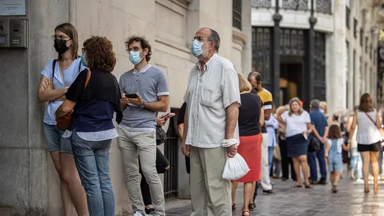 Varias personas hacen cola frente al Banco de España de València para cambiar pesetas a euros Varias personas hacen cola frente al Banco de España de València para cambiar pesetas a euros