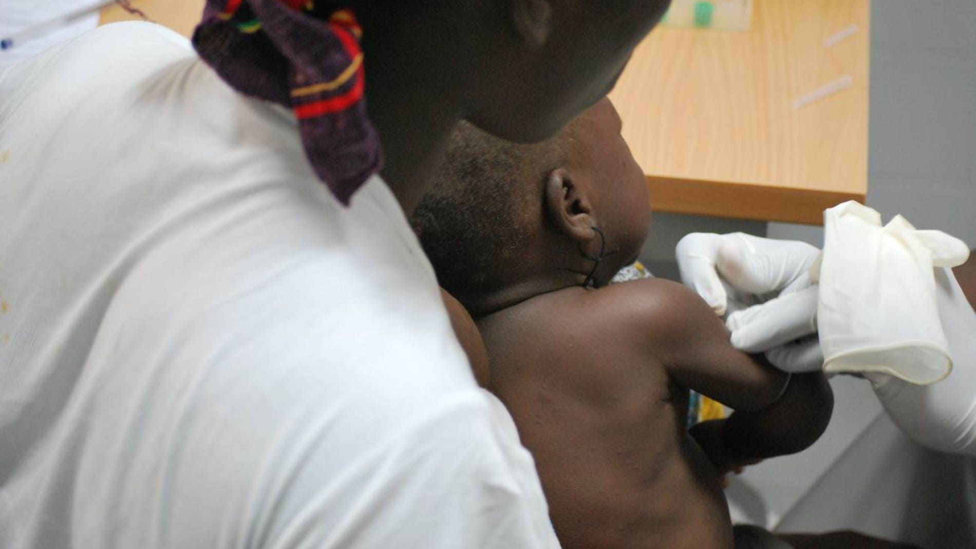 Dos vacunas atenuadas con farmacos inducen altos niveles de proteccion contra la malaria