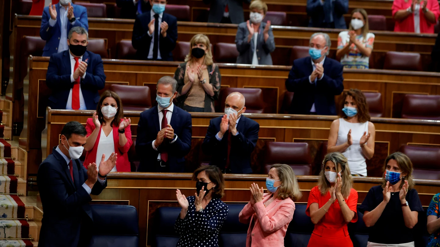Pedro Sánchez, aplaudido en el Congreso de los Diputados por la bancada del Gobierno y del PSOE Pedro Sánchez, aplaudido en el Congreso de los Diputados por la bancada del Gobierno y del PSOE