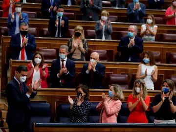 Pedro Sánchez, aplaudido en el Congreso de los Diputados por la bancada del Gobierno y del PSOE