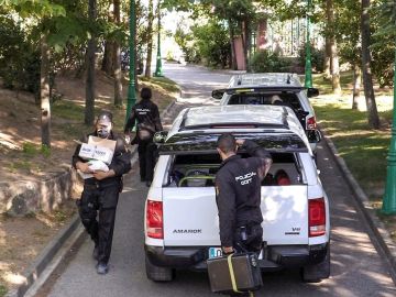 La Policía Nacional en el registro del domicilio de José Luis Moreno