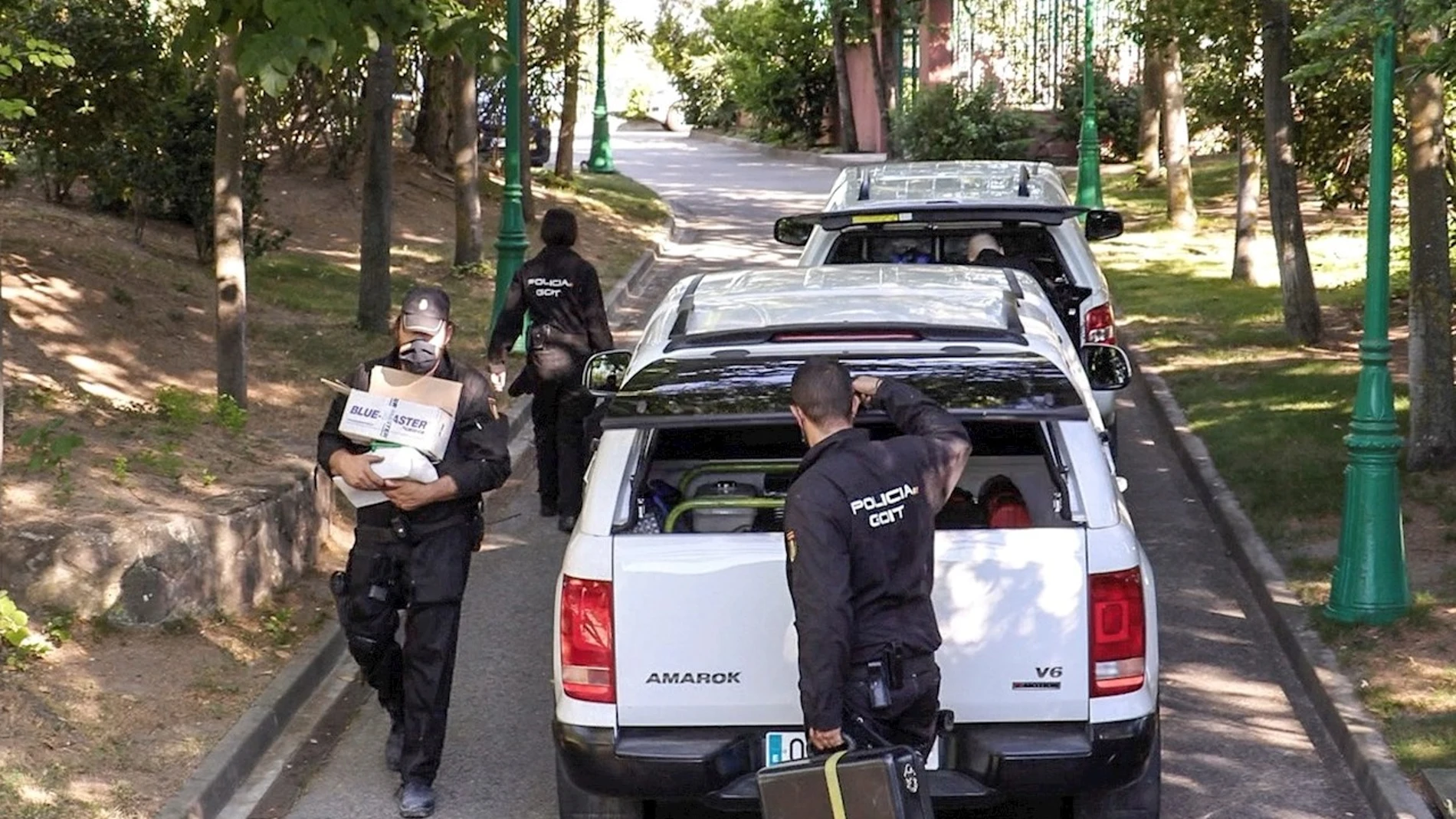 La Policía Nacional en el registro del domicilio de José Luis Moreno