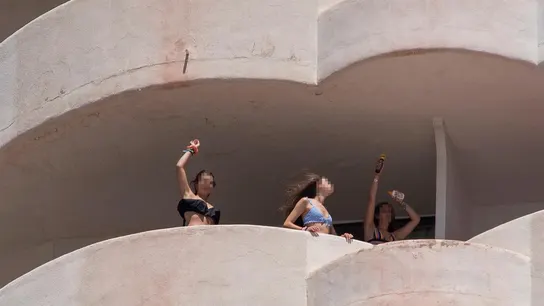 Tres jóvenes que se encuentran en aislamiento tras tener relación directa o indirecta con el brote por COVID-19 de un viaje de estudios en Mallorca. Tres jóvenes que se encuentran en aislamiento tras tener relación directa o indirecta con el brote por COVID-19 de un viaje de estudios en Mallorca.