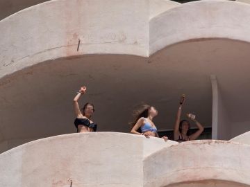 Tres jóvenes que se encuentran en aislamiento tras tener relación directa o indirecta con el brote por COVID-19 de un viaje de estudios en Mallorca.