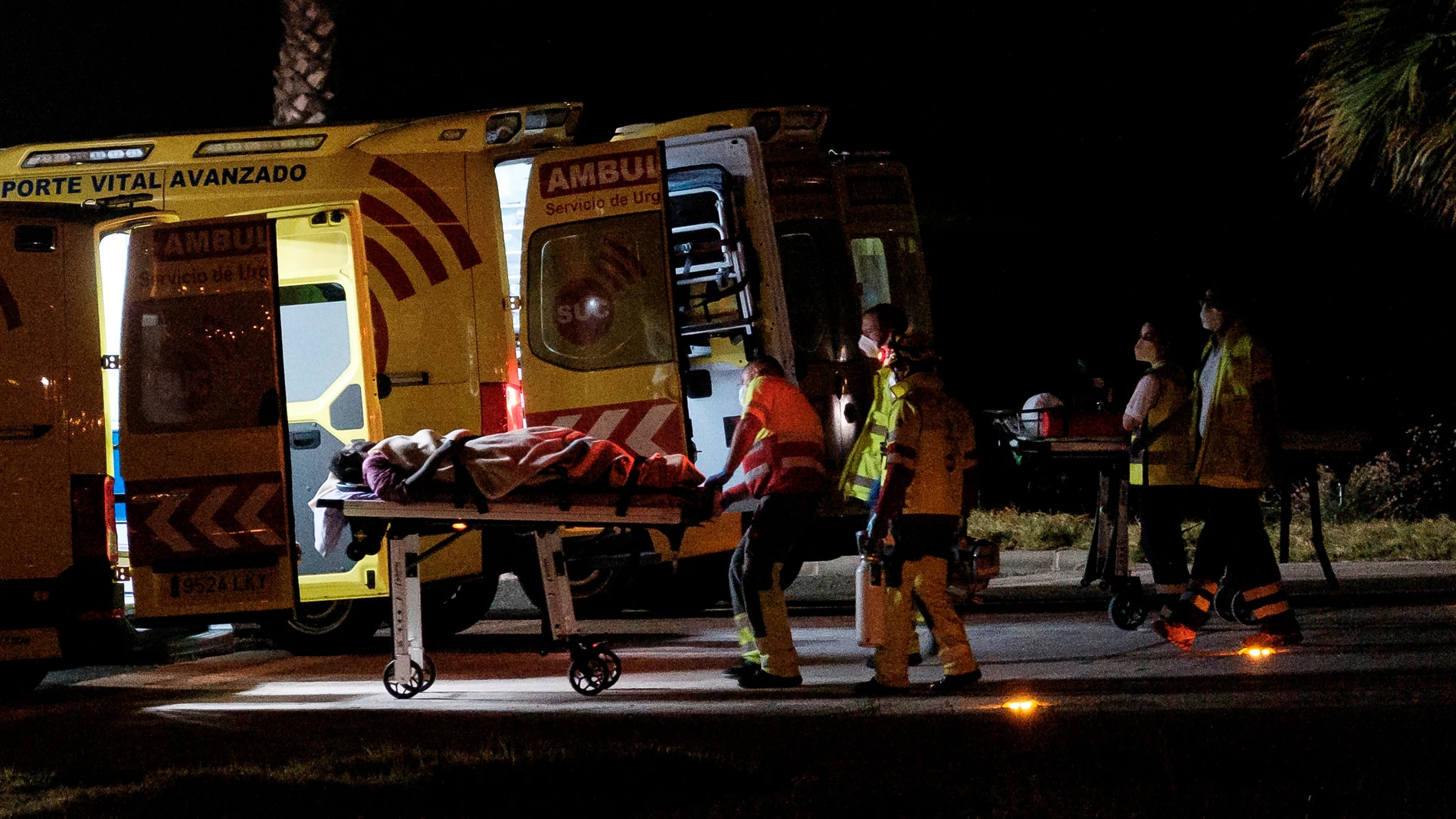 Rozando las 0.00 horas llegó un helicóptero del servicio de búsqueda y rescate (SAR) del Ejército del Aire al helipuerto del Hospital Doctor Negrín de Las Palmas de Gran Canaria