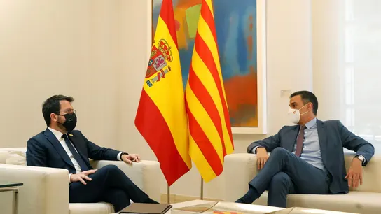 Pedro Sánchez conversa con el presidente de la Generalitat, Pere Aragonès Pedro Sánchez conversa con el presidente de la Generalitat, Pere Aragonès