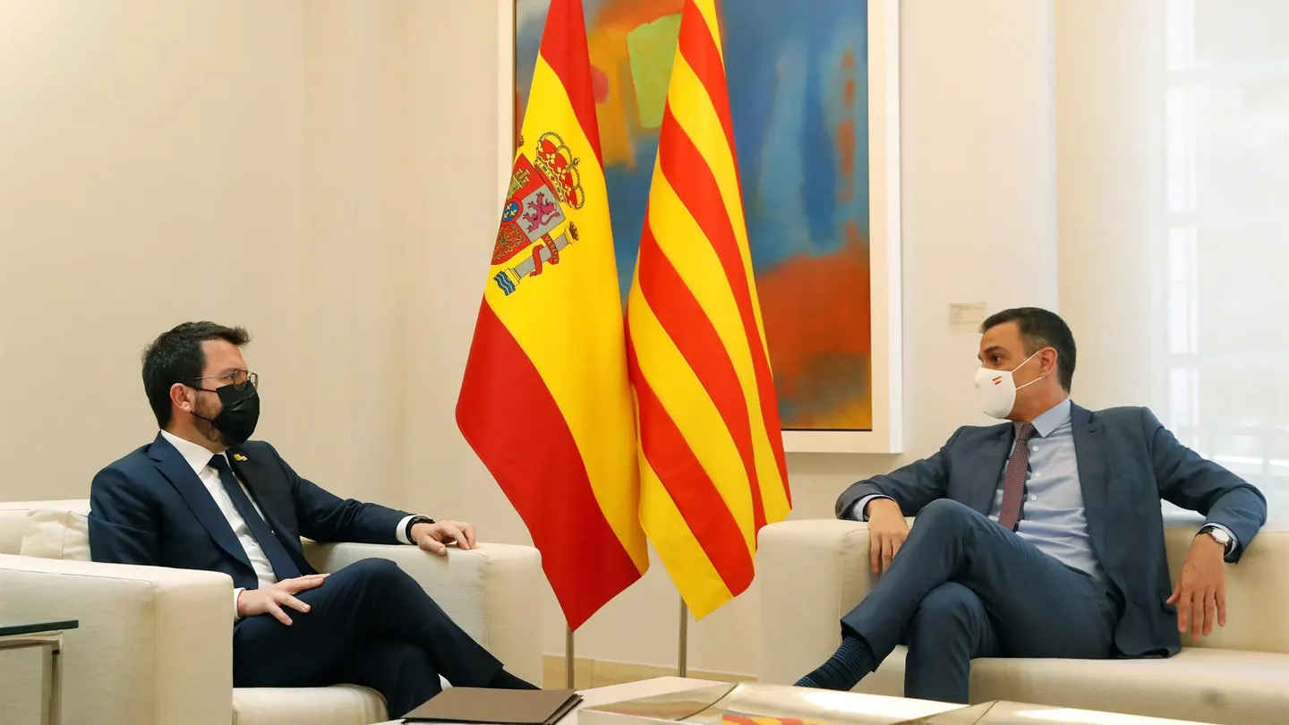Pedro Sánchez conversa con el presidente de la Generalitat, Pere Aragonès Pedro Sánchez conversa con el presidente de la Generalitat, Pere Aragonès