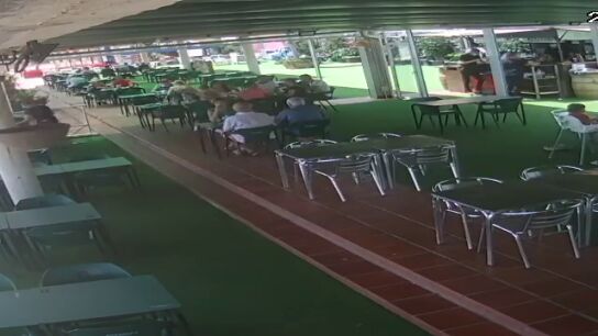 El momento en el que dos polic&iacute;as salvan a una mujer de morir asfixiada en un restaurante de Benidorm