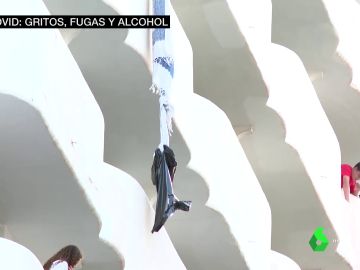 Las imágenes del desmadre en el hotel de Palma: así subían los cubos de alcohol con toallas atadas