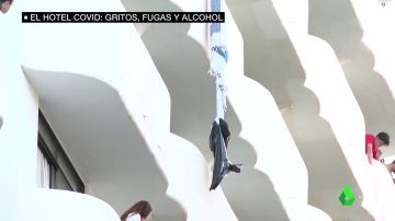 Las imágenes del desmadre en el hotel de Palma: así subían los cubos de alcohol con toallas atadas