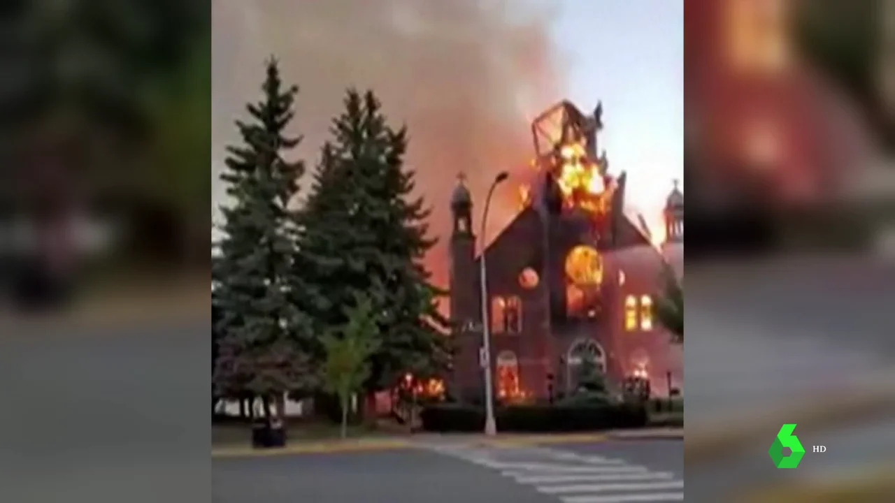 Continúa la ola de quema de iglesias en Canadá tras el hallazgo de miles de  cadáveres de niños indígenas en internados católicos