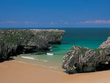 Playa Cuevas del Mar. En Llanes Playa Cuevas del Mar. En Llanes