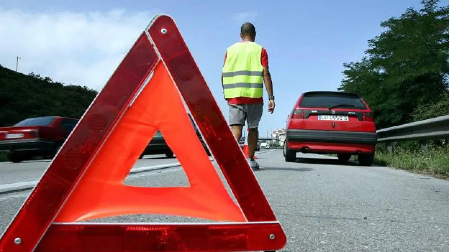 Las luces de emergencia V-16 sustituirán a los tradicionales triángulos en carretera Las luces de emergencia V-16 sustituirán a los tradicionales triángulos en carretera