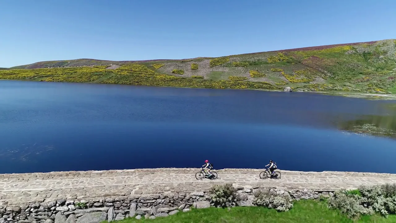 Rutas de montaña con bicis y coches eléctricos: la apuesta por un turismo sostenible en el cauce del Duero