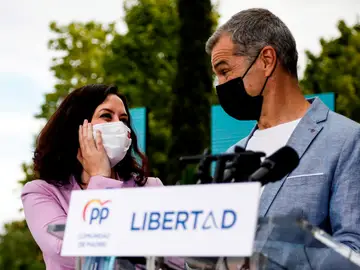 Isabel Díaz Ayuso y Toni Cantó durante un acto electoral